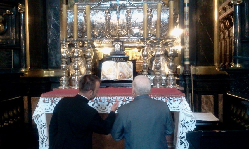 Lech Wałęsa modlił się w Krakowie za zdrowie syna (ZDJĘCIA)