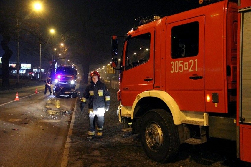 Wypadek na ul. Krzywoustego koło Korony. Dwie osoby trafiły do szpitala (ZDJĘCIA)