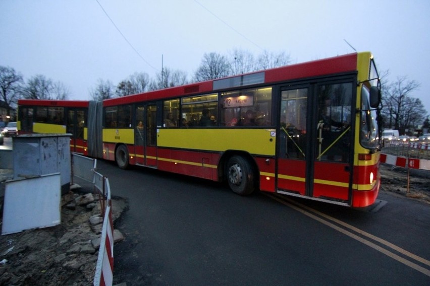 Po zmianie organizacji ruchu autobusy MPK ledwo mieszczą się na Ołtaszyńskiej (ZDJĘCIA)