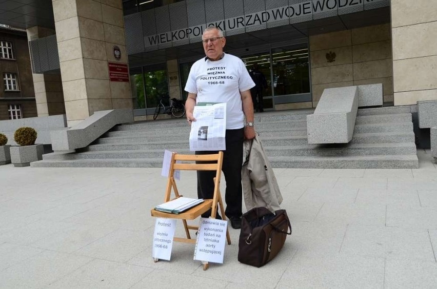 Poznań: Jednoosobowy protest przed Urzędem Wojewódzkim