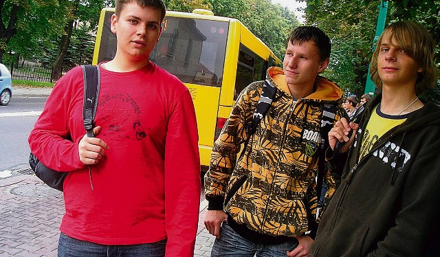 Michał Szklarz (pierwszy z lewej) nie chce wsiadać do autobusu na zasadach, jakie wymyślił dla pasażerów prezes MZK