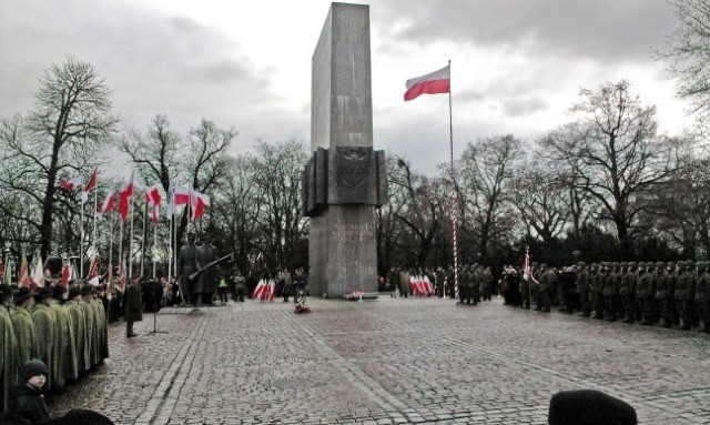 Uroczystościami pod poznańskim pomnikiem Powstańców...