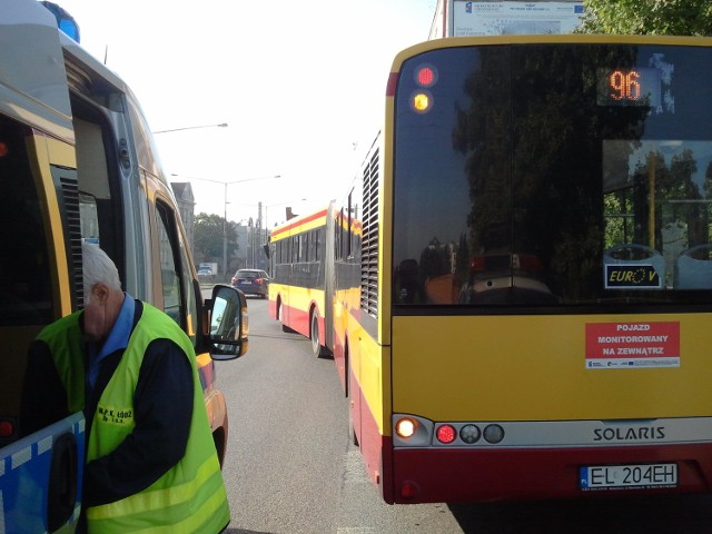 Do zderzenia autobusu MPK z ciężarówką doszło w czwartek rano na Kopcińskiego, na wiadukcie nad Tuwima.