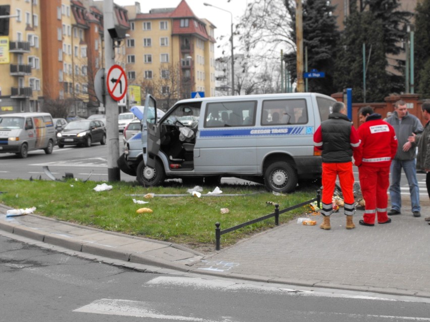 Wrocław: Na ul. Długiej bus potrącił trzech pieszych