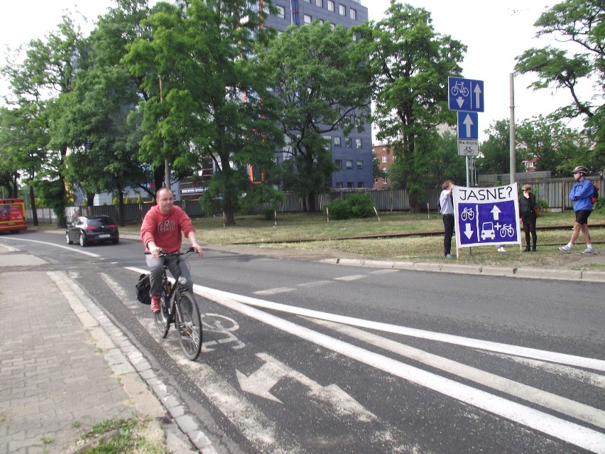 Wrocław: Rowerzyści uczą kierowców jak jeździć (FILMY I ZDJĘCIA)