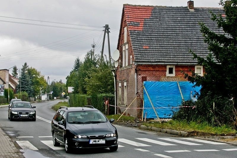 Kamieniec Wrocławski: BMW uderzyło w dom. Dwie osoby nie żyją