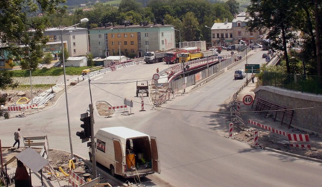 Pod koniec tego tygodnia prace budowlane przeniosą się z nowego mostu na widoczne w perspektywie skrzyżowanie