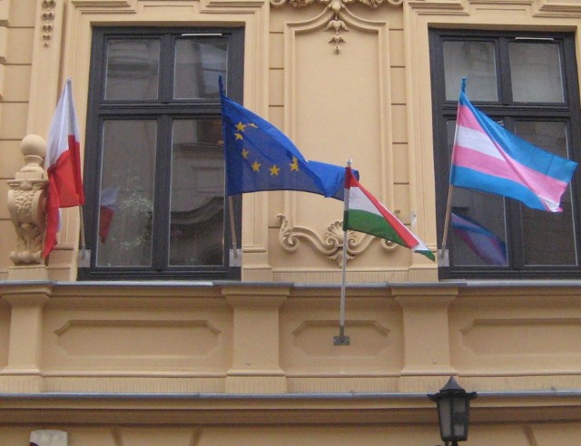 Biuro poselskie przy ul. Brackiej. Umieszczanie flag na elewacji  było samowolą