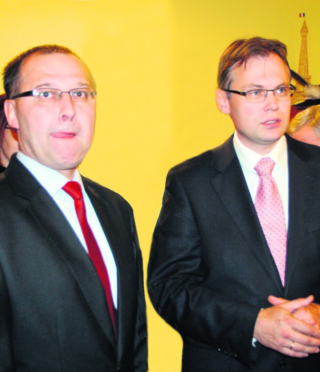 Posłowie Arkadiusz Mularczyk (z prawej) i Andrzej Romanek już są poza partią
