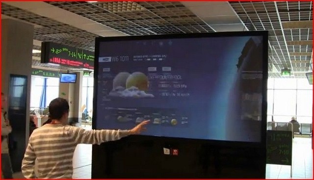 Ekran interaktywny na lotnisku
