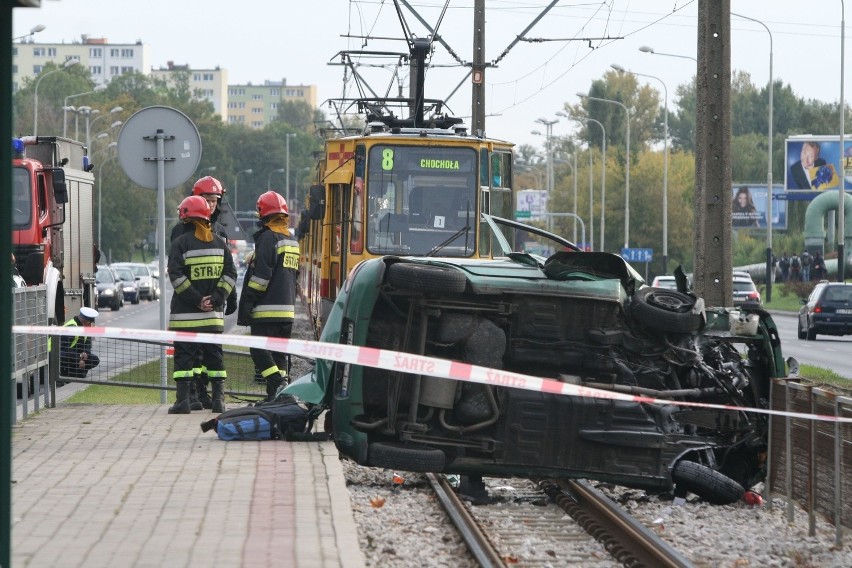 Wypadek na Włókniarzy. Samochód wpadł na torowisko [ZDJĘCIA]