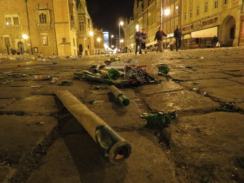 Sprzątanie Rynku po fecie Śląska Wrocław (ZOBACZ)