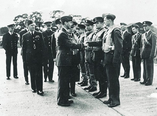26 września 1940 roku gościem dywizjonu 303 był król Anglii Jerzy VI. W trakcie wizyty, Polaków poderwano do lotu i zestrzelili 12 maszyn Luftwaffe