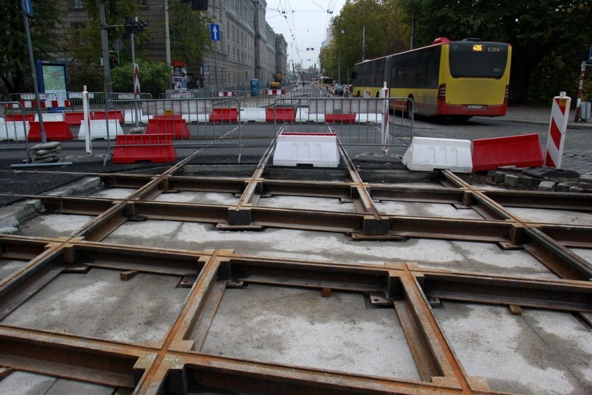 Wrocław: Drogowcy układają asfalt na Podwalu. Wkrótce zmiana organizacji ruchu (ZDJĘCIA)