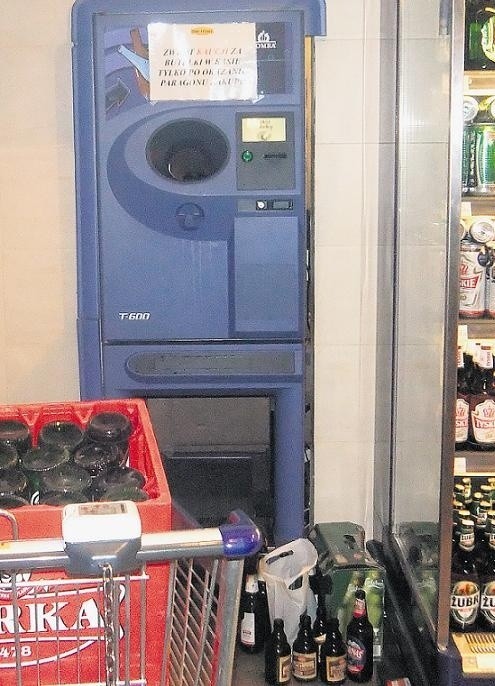 W Piotrze i Pawle w C.H. Poznań-Plaza stoi automat na butelki. Zwrot kaucji otrzymamy jednak tylko po okazaniu paragonu