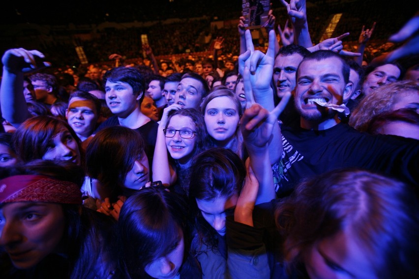 Slash w Katowicach: Slash bez koszulki, wybuchy na scenie, flaga na widowni! [ZDJĘCIA, WIDEO]