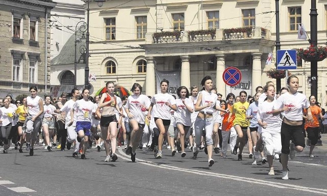 Ulicami Lublina biegły tysiące uczestników 17. Biegu Solidarności, głównie młodzieży.