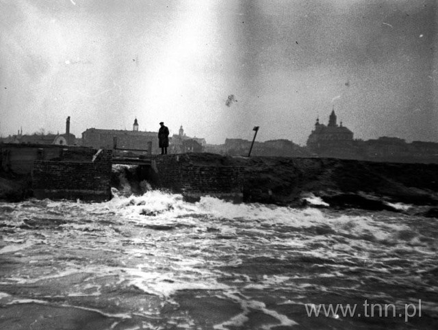Jaz w czasie powodzi w Lublinie w 1947 roku.
