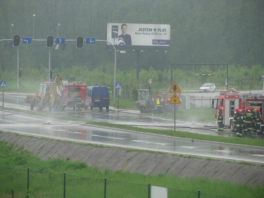 Wrocław: Uszkodzony gazociąg w Bielanach (ZDJĘCIA)