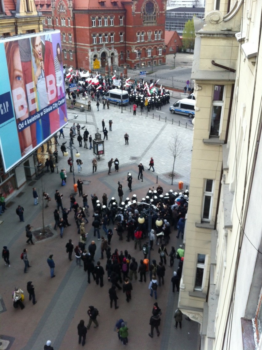 Zadyma w Katowicach: Antyfaszyści starli się z policją na marszu narodowców