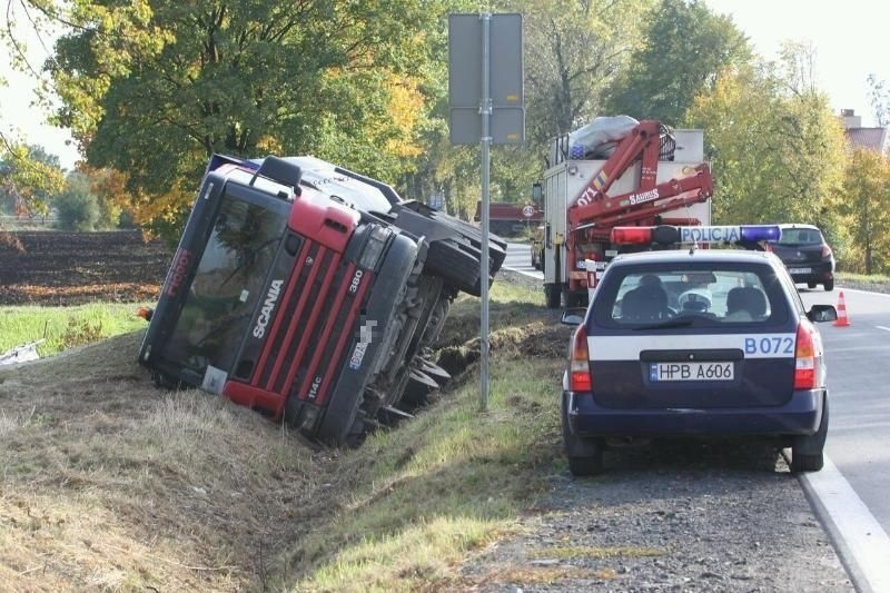 W Żernikach Wrocławskich przewróciła się ciężarówka (ZDJĘCIA)