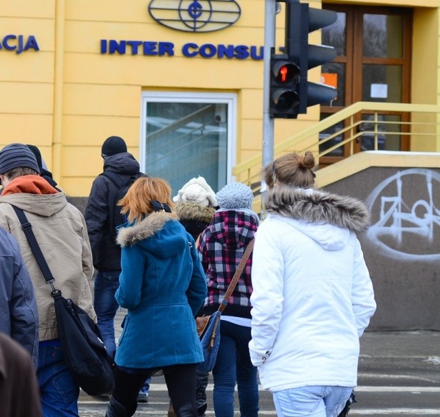 Na przejściach przy moście teatralnym piesi często ryzykują życie