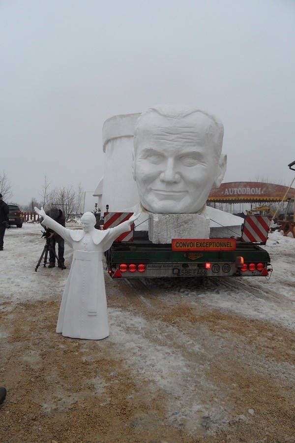 Częstochowa: Pomnik Jana Pawła II kompletny. Montaż od jutra! [ZDJĘCIA i WIDEO]