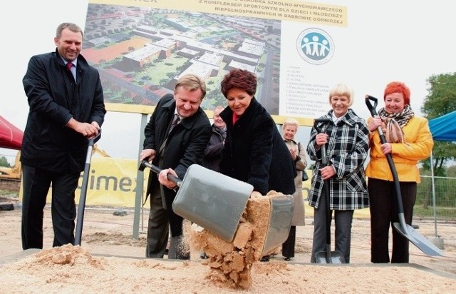 Jolanta Kwaśniewska i Zbigniew Podraza symbolicznie wbili pierwszą łopatę na placu budowy