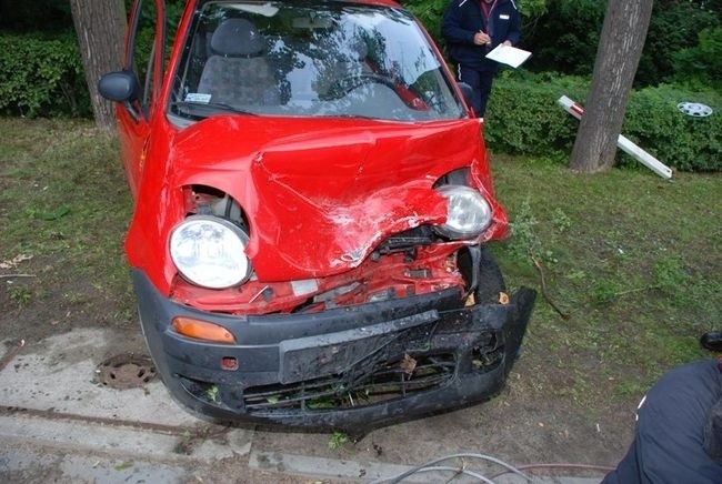 Pruszcz Gdański: Wypadek na ul. Grunwaldzkiej. Samochód wpadł do Raduni [ZDJĘCIA]