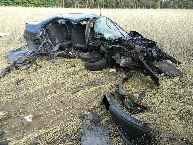 Siła uderzenia była tak duża, że auto rozpadło się na drobne kawałki