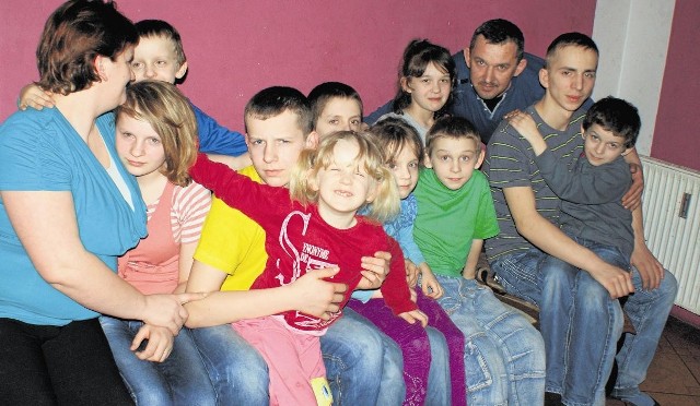 Piotr, Justyna, Paweł, Agnieszka, Dawid, Brajan, Nikola,  Wiktor, Wiktoria,  Jakub z rodzicami - Agatą i Henrykiem Pawlikowskimi. Najmłodszy Bartuś właśnie spał