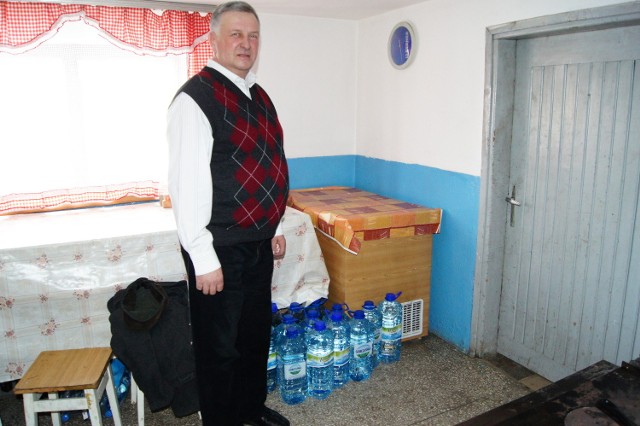Mieszkańcy Klęczan w pitną wodę mogą się zaopatrywać u swojego sołtysa Stanisława Kantora