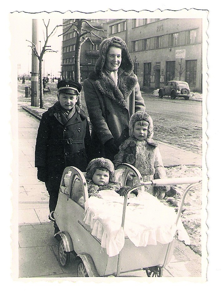 Gdynia 1947 . Zofia Kurpisz z synami - Zbigniewem ,...