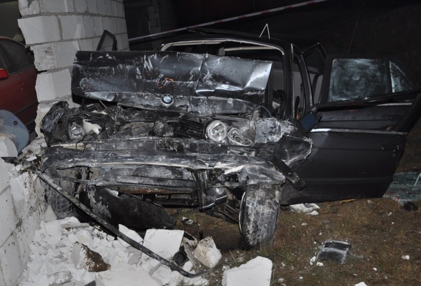 Siennica Nadolna: BMW wbiło się w garaż. Nie żyje kierowca