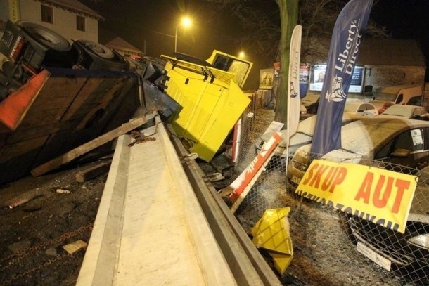Wrocław: Ciężarówka przewróciła się przy ul. Sułowskiej