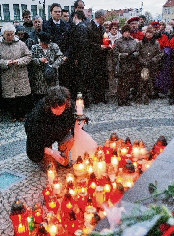 Przybywa zniczy pod pomnikiem papieża