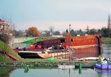 Kraków: wciąż trwa akcja wyciągania barki