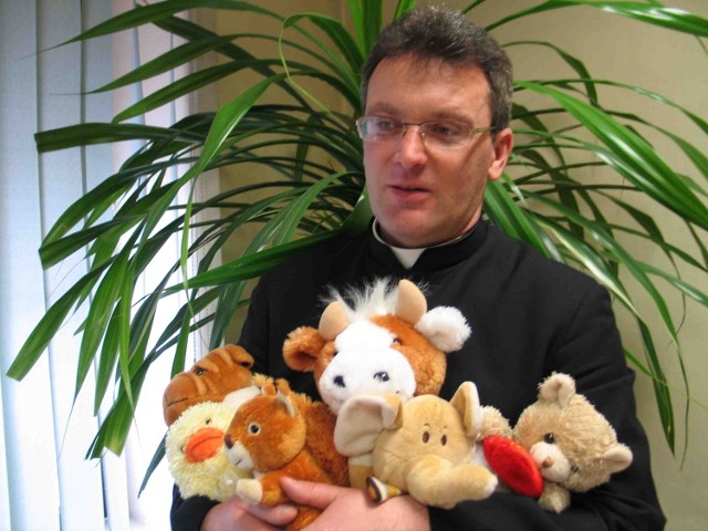 Proboszcz z Leśnej, Piotr Sadkiewicz, gromadzi maskotki darowane przez  parafian i przekazuje je chorym dzieciom