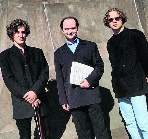 Filip Wojciechowski (w środku) jest pianistą klasycznym i jazzowym  