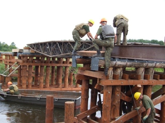 Wojsko odbudowuje most na Pilicy we wsi Chałupy koło Przedborza.