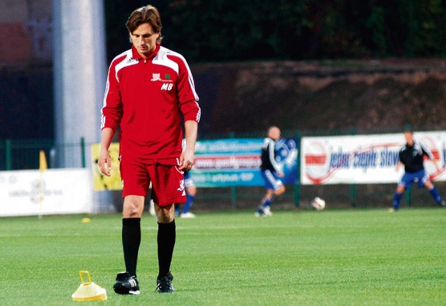 Trener Marcin Brosz zachował posadę, ale premie sztabu szkoleniowego zostaną zamrożone