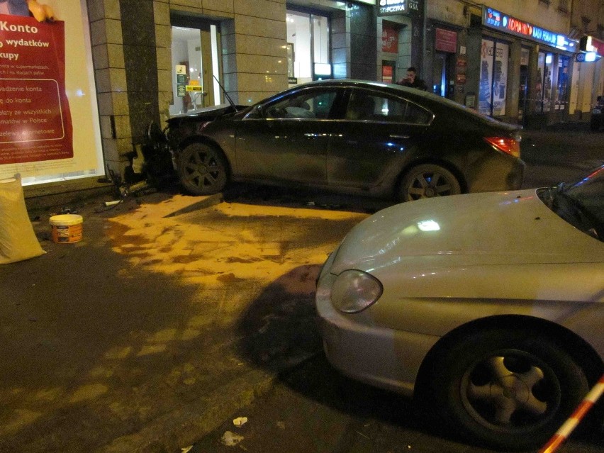 Gdańsk: Samochód wjechał w witrynę banku przy ul. Wały Jagiellońskie (ZDJĘCIA)