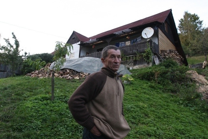 Jan Rusek przy swoim domu. Góra zabrała mu sad i pasiekę