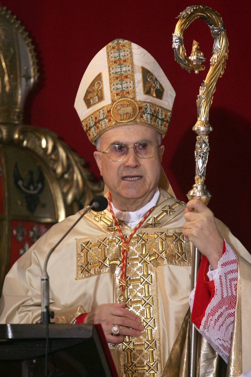 Watykański sekretarz stanu kardynał Tarcisio Bertone to...