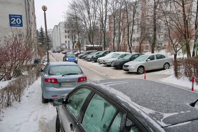 Problem z zaparkowaniem pod własnym blokiem ma wielu mieszkańców osiedla Ugorek