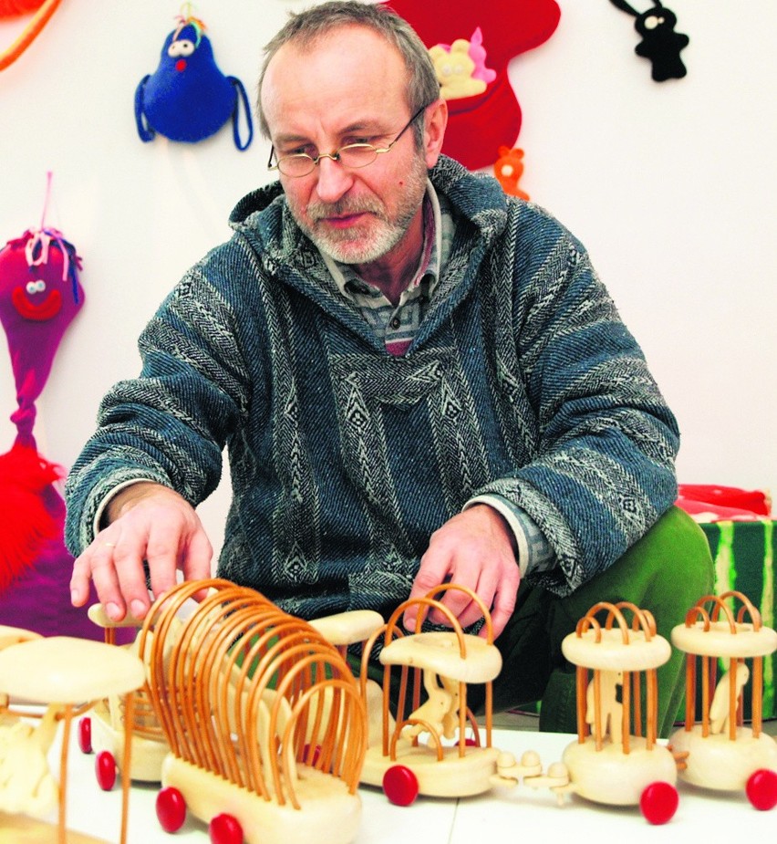Mirosław Iwański prezentuje zabawki drewniane