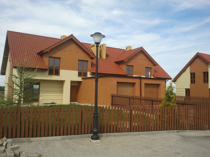 Kameralne osiedle ośmiu domów jednorodzinnych w zabudowie bliźniaczej &quot;Małe Ozorzyce&quot;. 