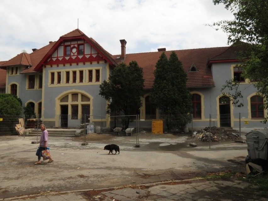 Dworzec Wrocław na Brochowie odzyskuje dawny blask (ZDJĘCIA)