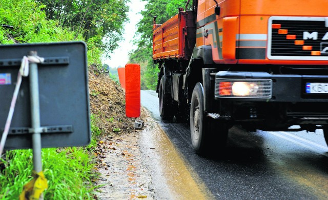 Żeby obejść to miejsce, pieszy musi wejść na jezdnię po której pędzą samochody. Co z tego, że jest ograniczenie do 30 km/h?