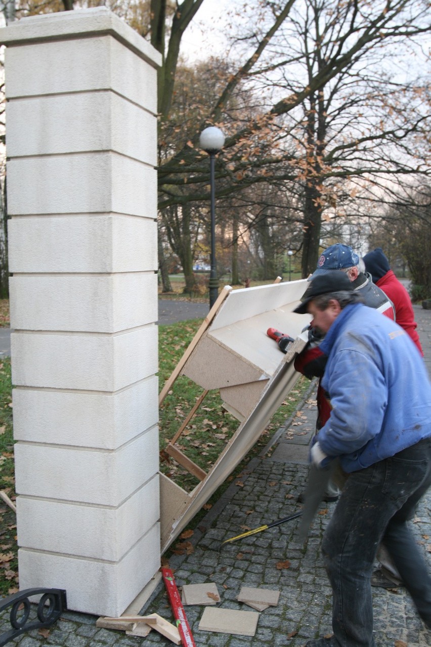 Mur na Skorupki jest elementem scenografii filmu...